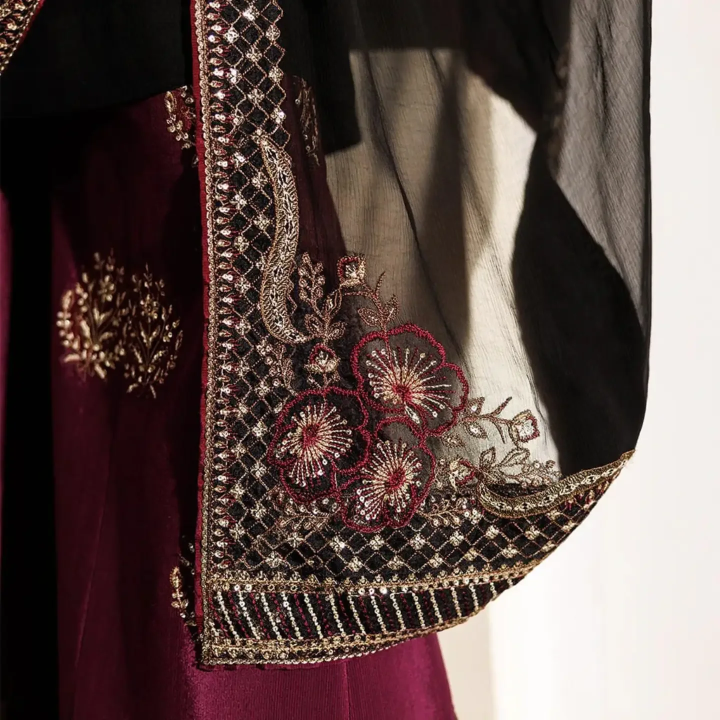 Ahmozi Presenting Iznik Chiffon Embroidered Unstitched Colle — clothing image 6