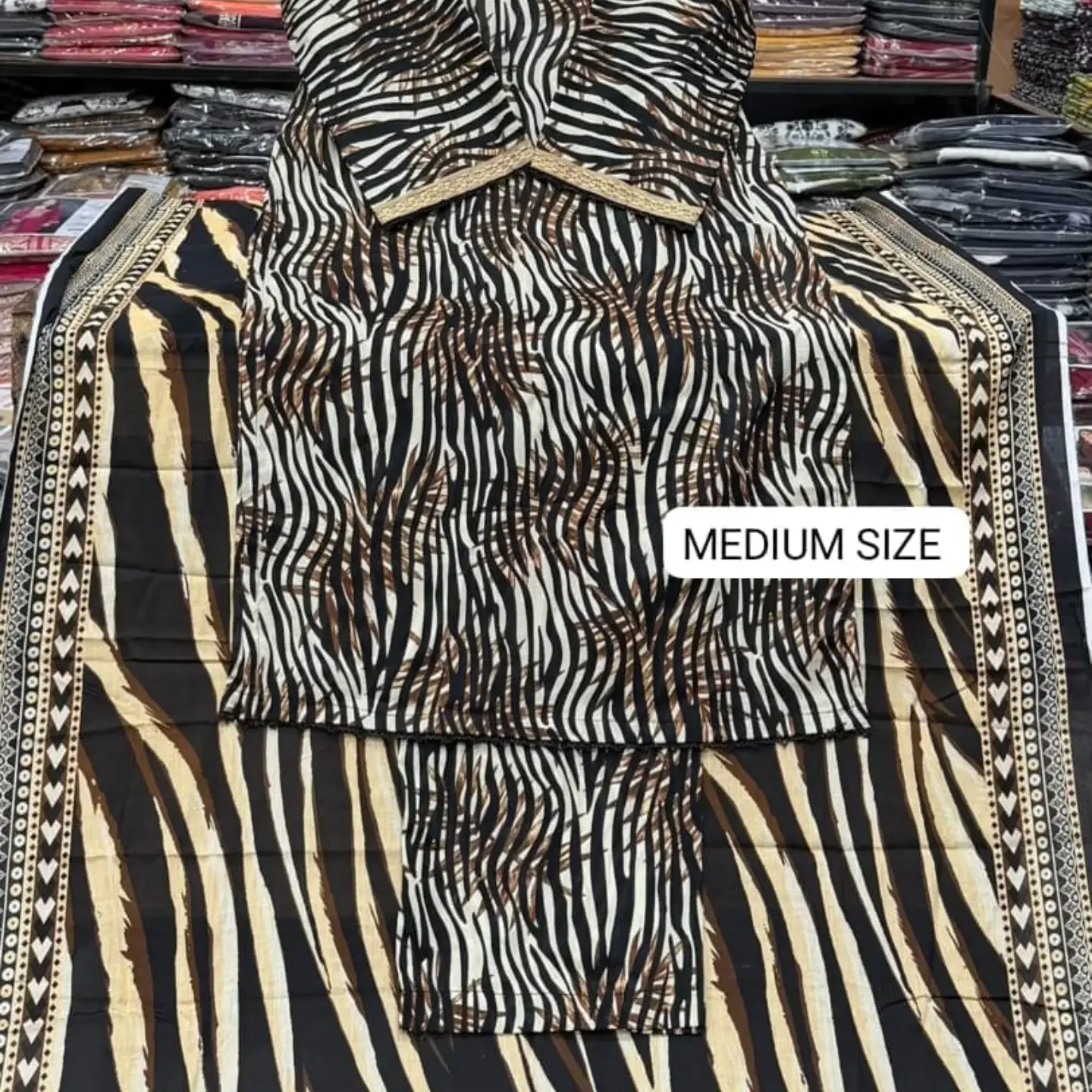 BIN SAEED STITCHED COLLECTION Original 3pc Printed lawn Co — clothing image 9