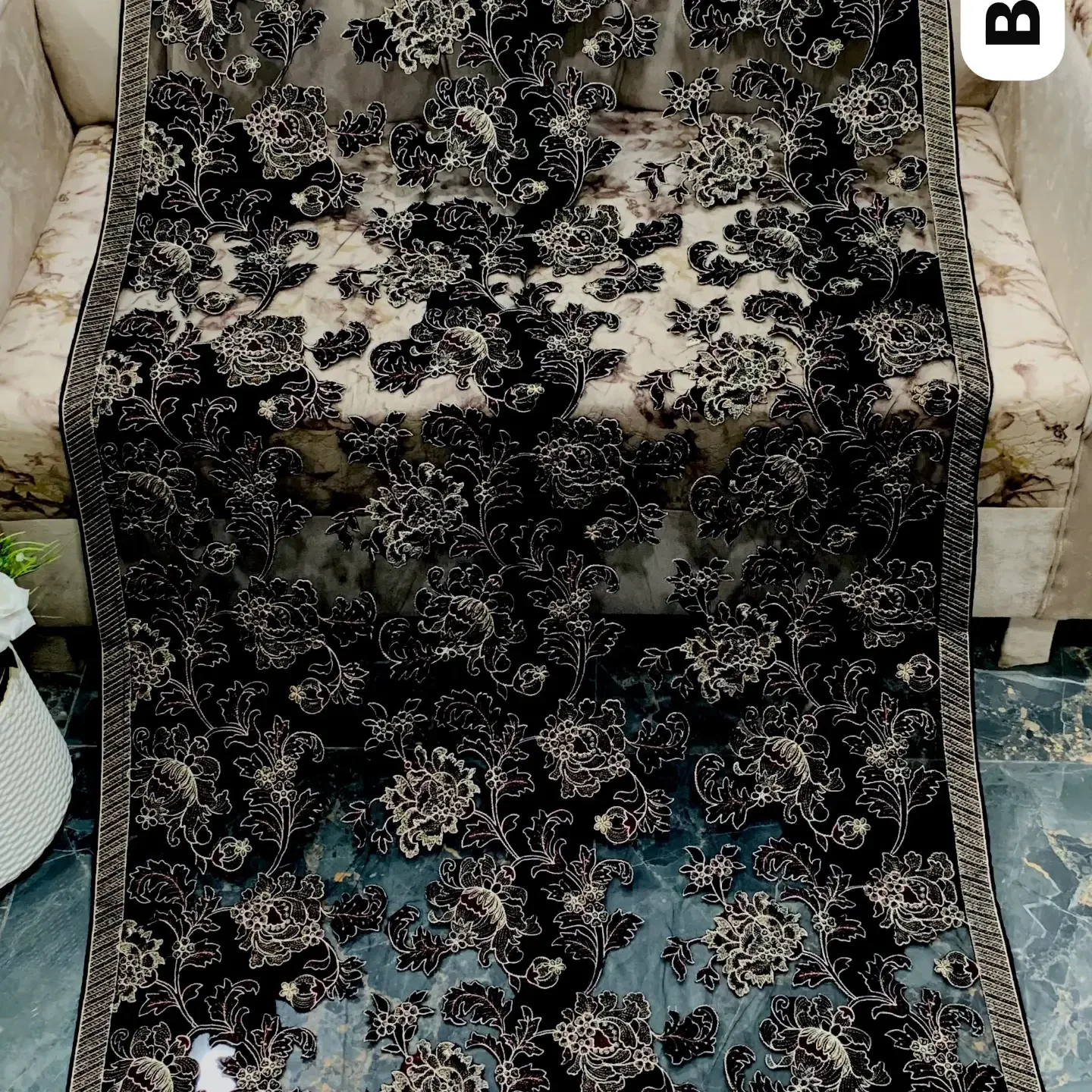 HAND MADE MICRO VELVET SHAWL BRAND NAME BAREEZE Fabric - M — clothing image 1