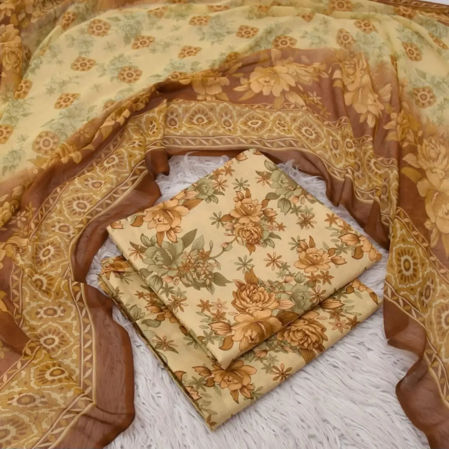MIX BRAND AZADI SALE OFFER 3pc Unstitched Printed LAWN Co — clothing image 3