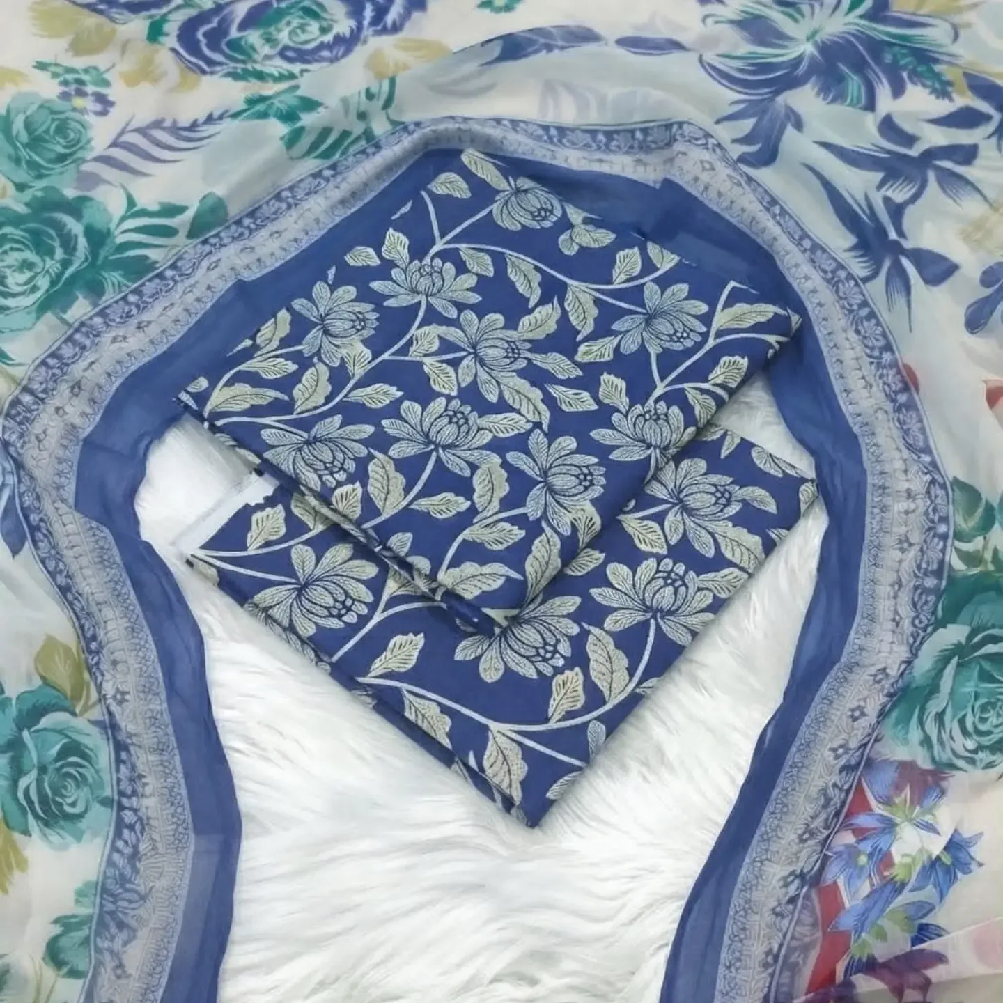 MIX BRAND AZADI SALE OFFER 3pc Unstitched Printed LAWN Co — clothing image 11